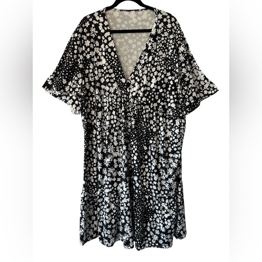 Plus Size 6XL = 24W Black & White Floral V-Neck Mini Dress Flutter Sleeves NWOT.